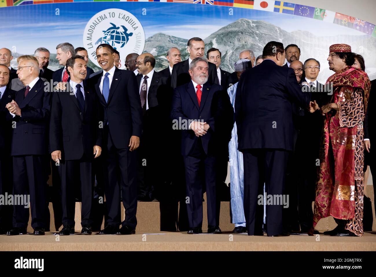 Il presidente degli Stati Uniti Barack Obama pone per una 'foto di famiglia' al vertice del G-8 a l'Aquila, Italia, 9 luglio 2009. (Foto ufficiale della Casa Bianca di Pete Souza) questa fotografia ufficiale della Casa Bianca è resa disponibile per la pubblicazione da parte delle organizzazioni di notizie e/o per uso personale la stampa dal soggetto(i) della fotografia. La fotografia non può essere manipolata in alcun modo o utilizzata in materiali, pubblicità, prodotti o promozioni che in qualsiasi modo suggeriscano l'approvazione o l'approvazione del presidente, della prima famiglia o della Casa Bianca. Foto Stock