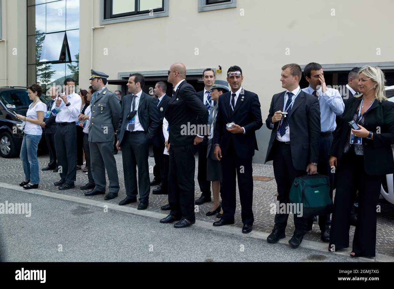 Gli astanti osservano il presidente Barack Obama mentre cammina attraverso il sito del vertice G-8 a l'Aquila, Italia, 9 luglio 2009.(Foto ufficiale della Casa Bianca di Pete Souza) questa fotografia ufficiale della Casa Bianca è resa disponibile per la pubblicazione da parte delle organizzazioni di notizie e/o per uso personale stampa dal soggetto(i) della fotografia. La fotografia non può essere manipolata in alcun modo o utilizzata in materiali, pubblicità, prodotti o promozioni che in qualsiasi modo suggeriscano l'approvazione o l'approvazione del presidente, della prima famiglia o della Casa Bianca. Foto Stock