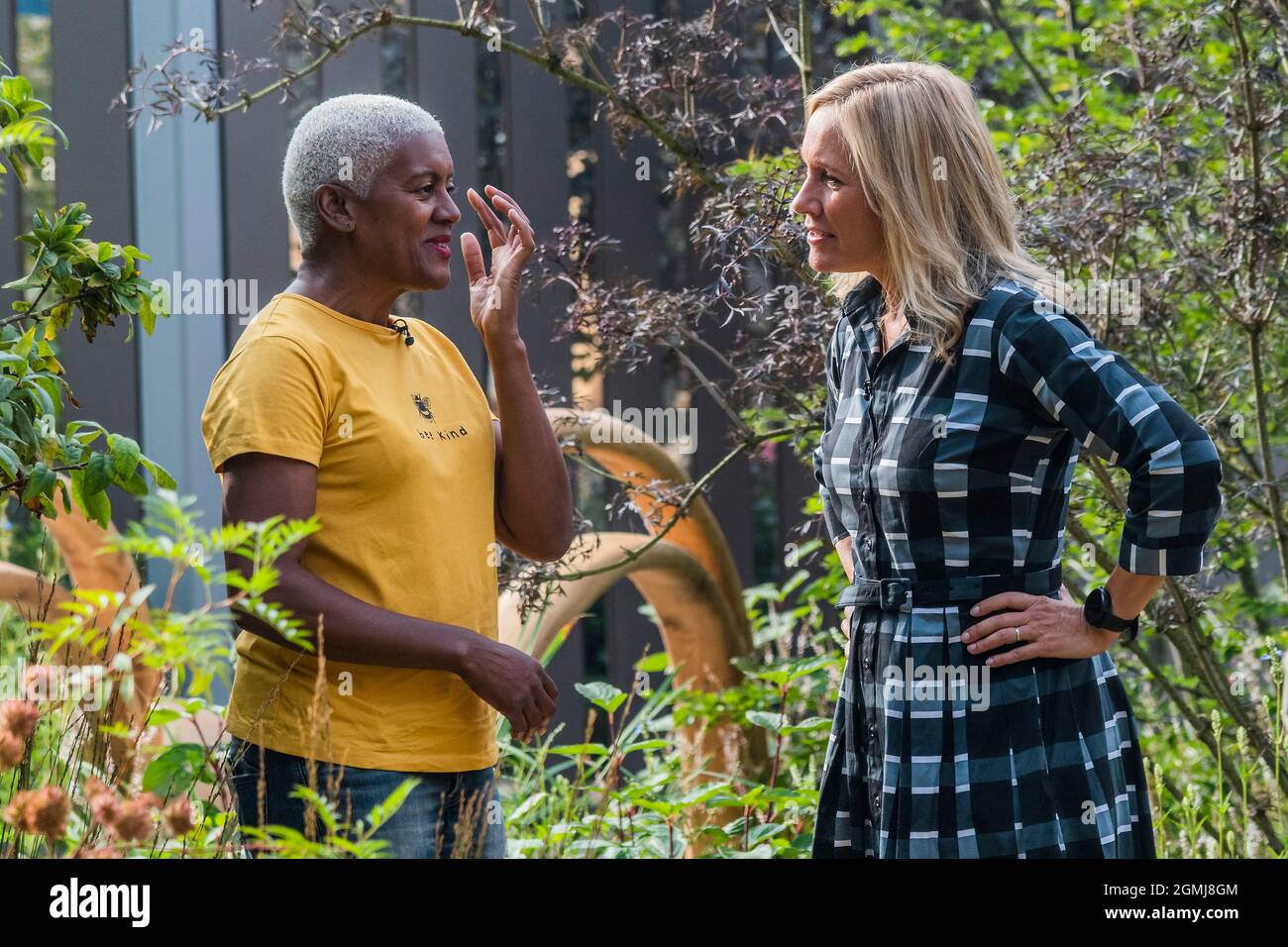 Londra, Regno Unito. 19 Settembre 2021. Sophie Raworth parla con uno dei Garden designer - preparazione finale per il Chelsea Flower Show 2021. Lo spettacolo è stato annullato lo scorso anno a causa dei blocchi di coronavirus. Credit: Guy Bell/Alamy Live News Foto Stock