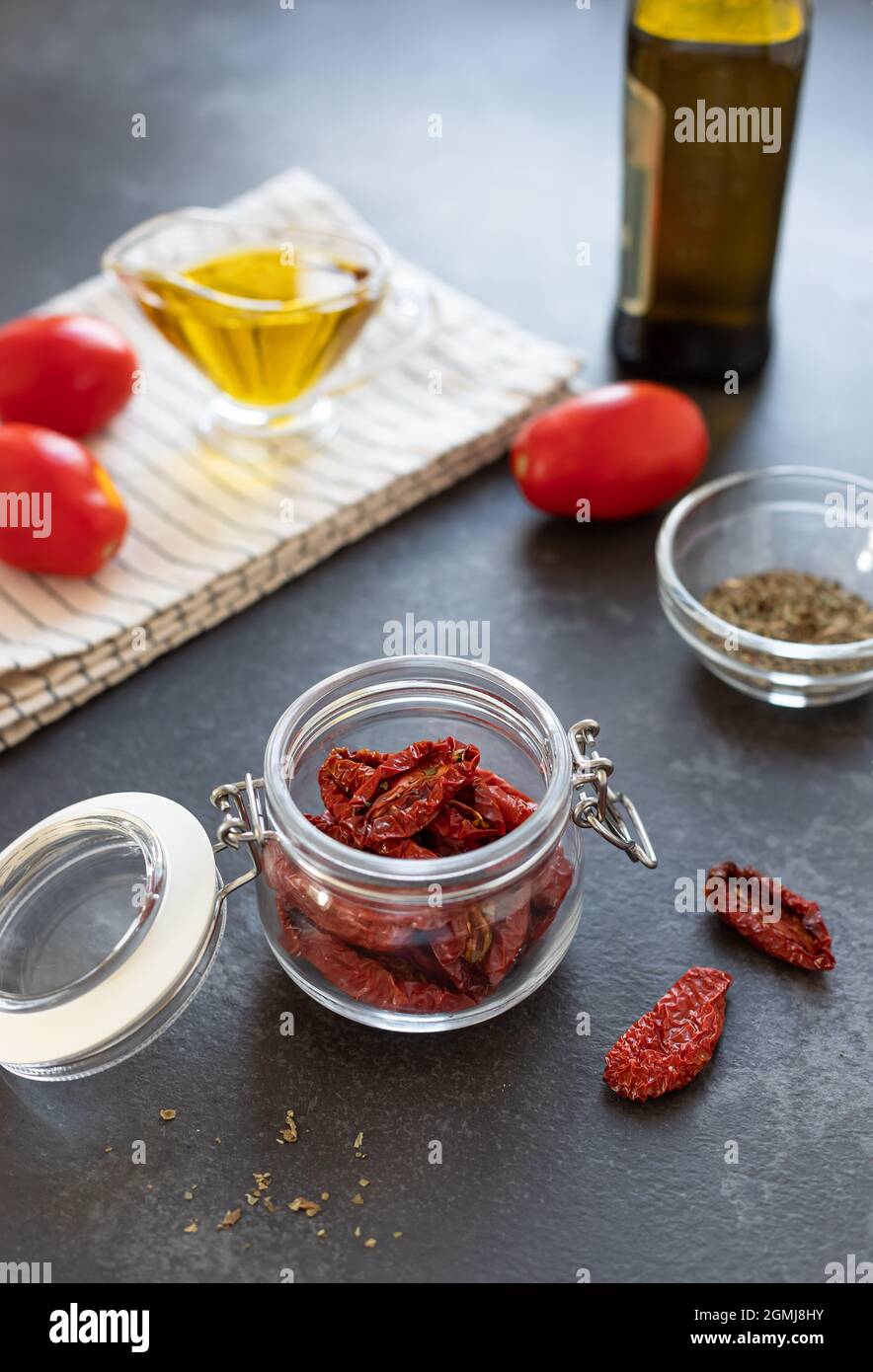 pomodori secchi in vaso di vetro, spezie, olio d'oliva Foto Stock