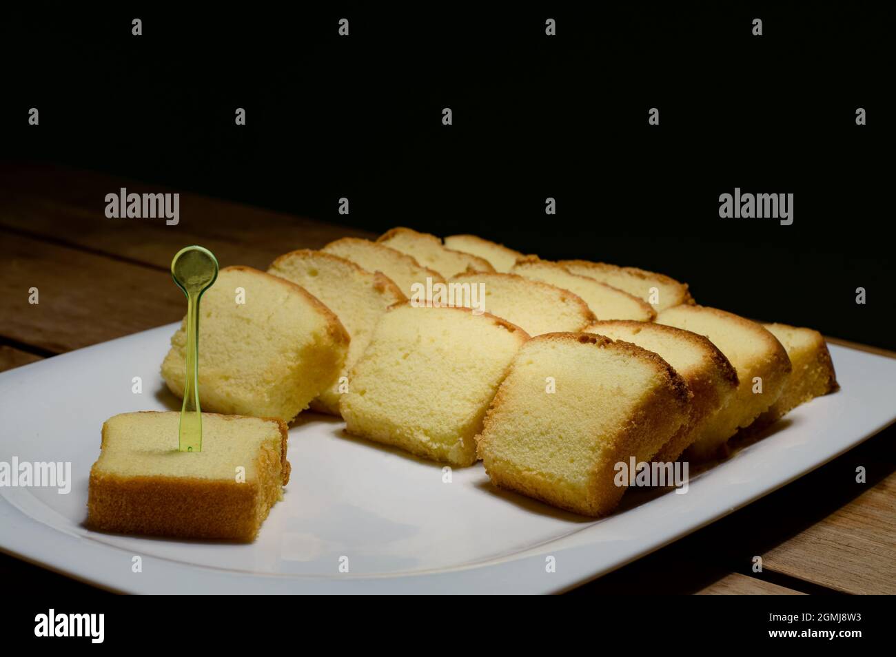 un sacco di morbida pan di spagna in piatto bianco per la festa Foto Stock