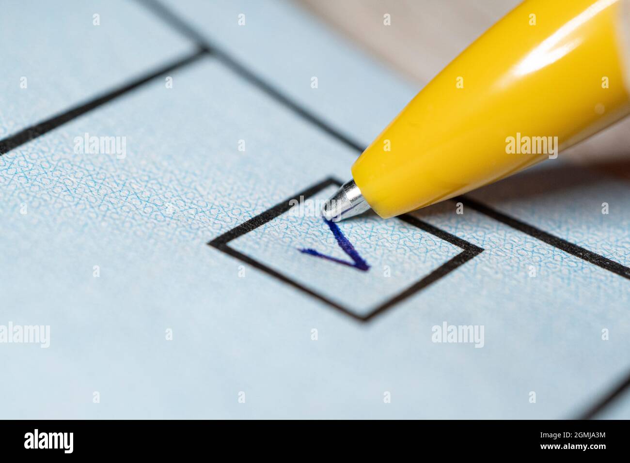 Casella di controllo per il voto con penna stilografica contrassegnata da V. Foto Stock