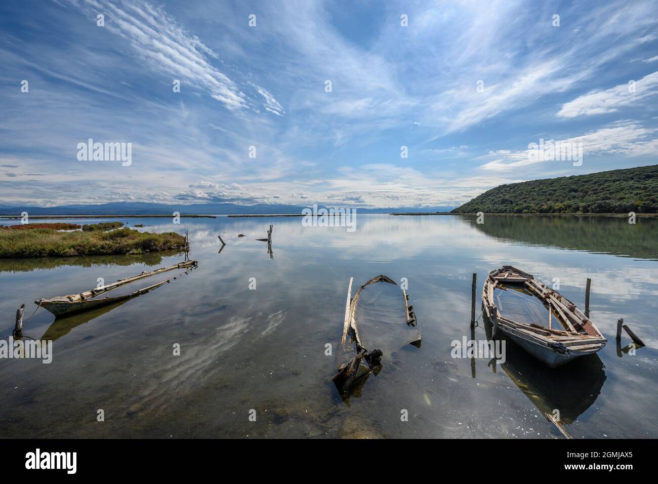 Barche da pesca abbandonate sulla piccola isola e Parco ambientale di Salaora, nel Golfo Ambraciano, comune di Arta, Epiro, Grecia. Foto Stock