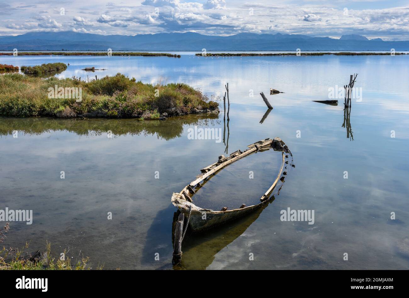 Barche da pesca abbandonate sulla piccola isola e Parco ambientale di Salaora, nel Golfo Ambraciano, comune di Arta, Epiro, Grecia. Foto Stock