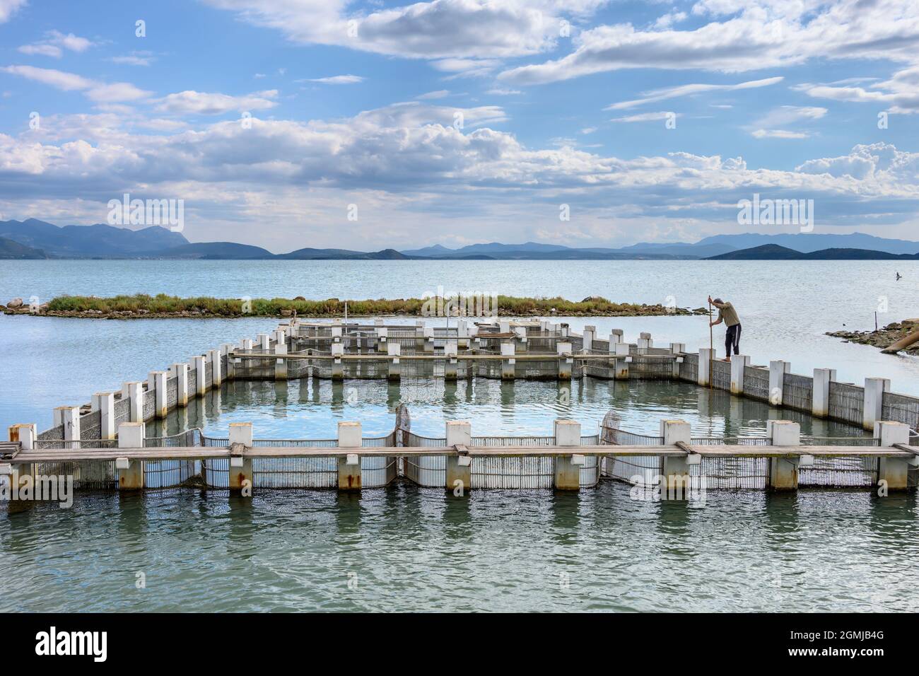 Una trappola di pesci sulla via di causa per Koronisia nel Golfo Ambraciano, comune di Arta, Epiro, Grecia. Foto Stock