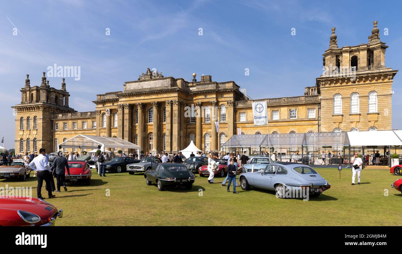 Il Blenheim Palace South prato coperto da una splendida selezione di auto storiche al Concours d'Elegance del 2021 Foto Stock
