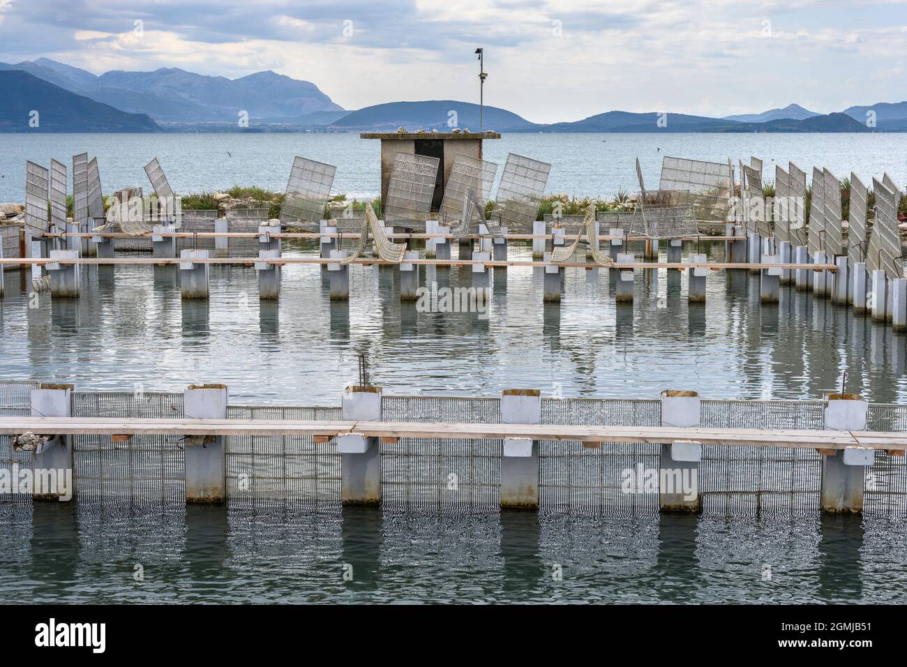 Una trappola di pesci sulla via di causa per Koronisia nel Golfo Ambraciano, comune di Arta, Epiro, Grecia. Foto Stock