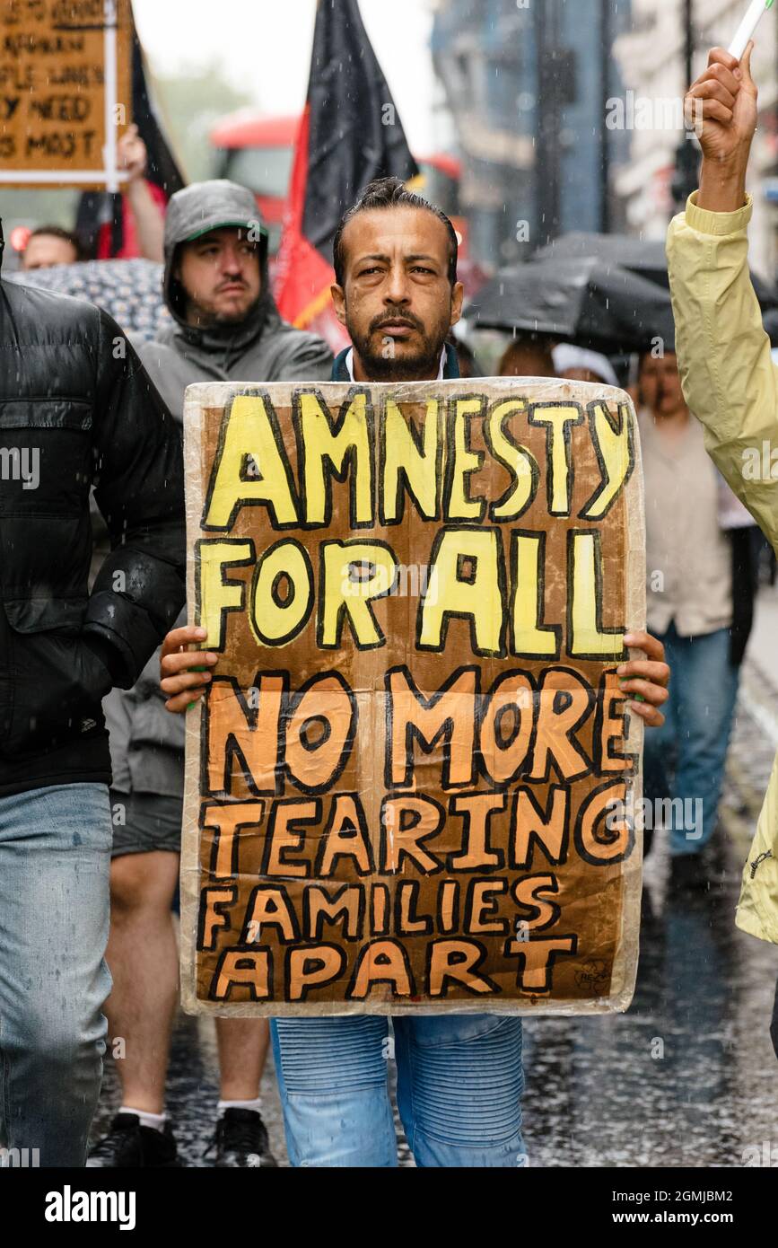 Londra, Regno Unito. 19 Settembre 2021. I sostenitori afghani marciano su Downing Street Credit: Andrea Domeniconi/Alamy Live News Foto Stock