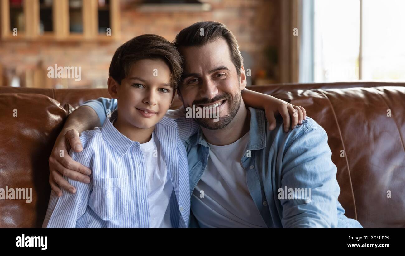 Testa ritratto sorridente padre con piccolo figlio abbraccio Foto Stock