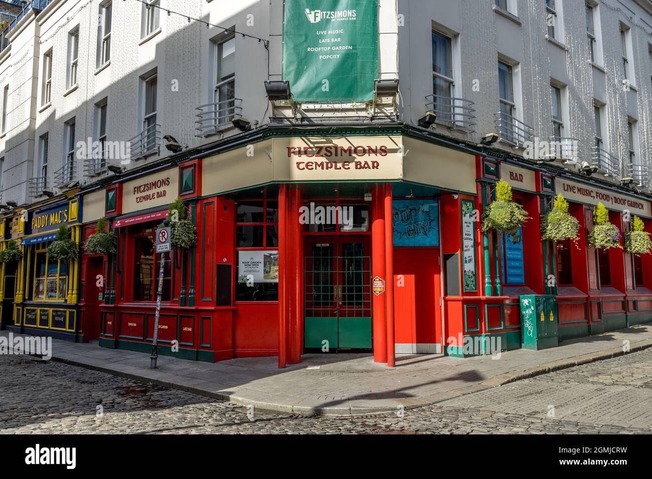 DUBLINO, IRLANDA - Mar 21, 2021: Irlanda, Dublino, un colpo di un tempio rosso Fitzsimons bar all'angolo della strada Foto Stock