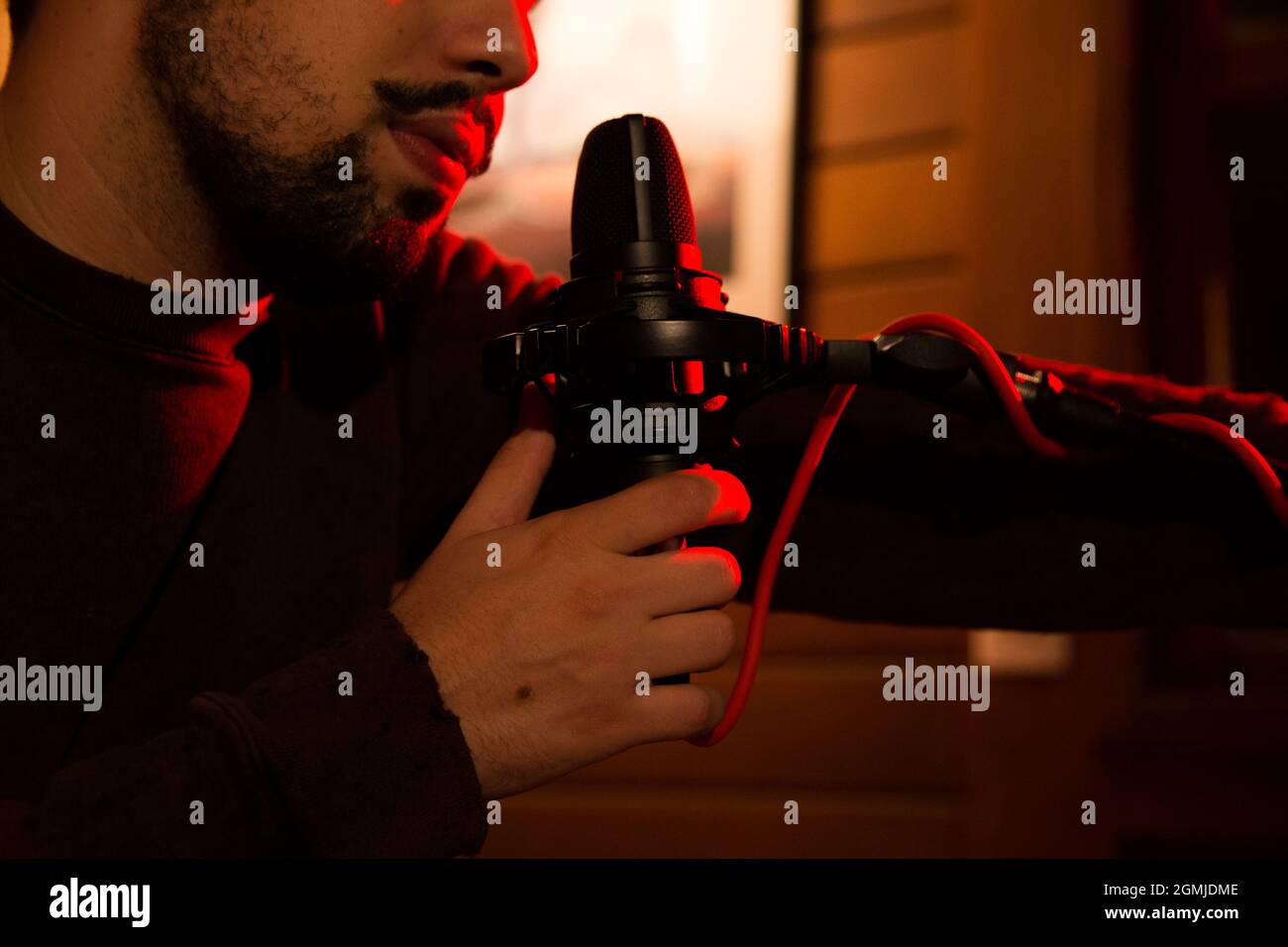 Primo piano di un uomo che tiene un microfono nella mano destra Foto Stock