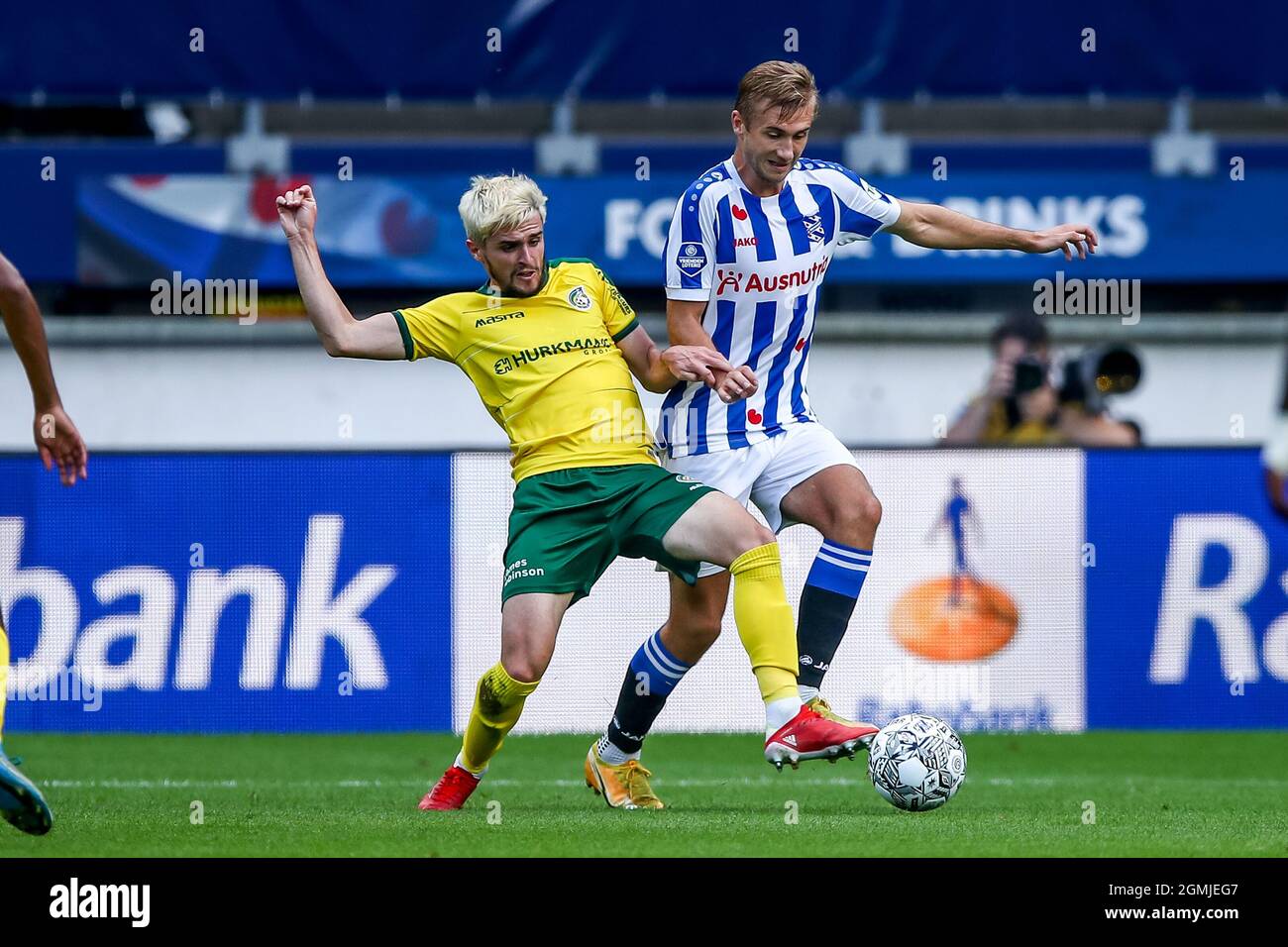 HEERENVEEN, PAESI BASSI - SETTEMBRE 18: George Cox di Fortuna Sittard, Benjamin Nygren di SC Heerenveen durante la partita olandese Eredivie tra SC Heerenveen e Fortuna Sittard allo stadio Abe Lenstra il 18 Settembre 2021 a Heerenveen, Paesi Bassi (Foto di Pieter van der Woude/Orange Pictures) Foto Stock