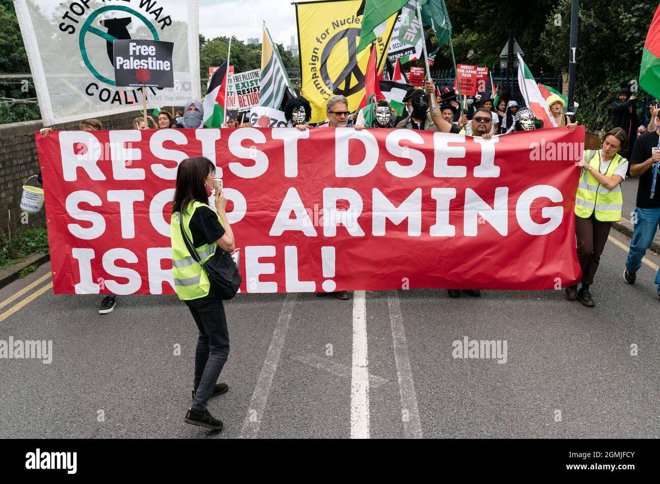 Londra, Regno Unito. 12 settembre 2021. i manifestanti marciano in opposizione alla più grande fiera delle armi del mondo, Defense and Security Equipment International (DSEI) Foto Stock