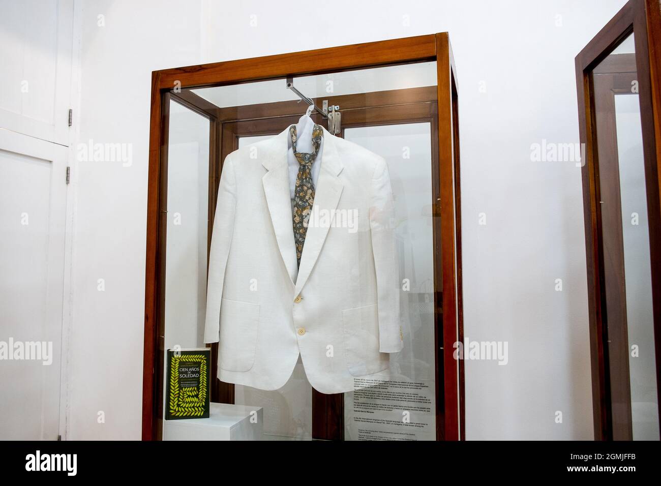 Una delle giacche dell'autore Gabriel Garciá Márquez in mostra all'Universidad de Cartagena in Colombia Foto Stock