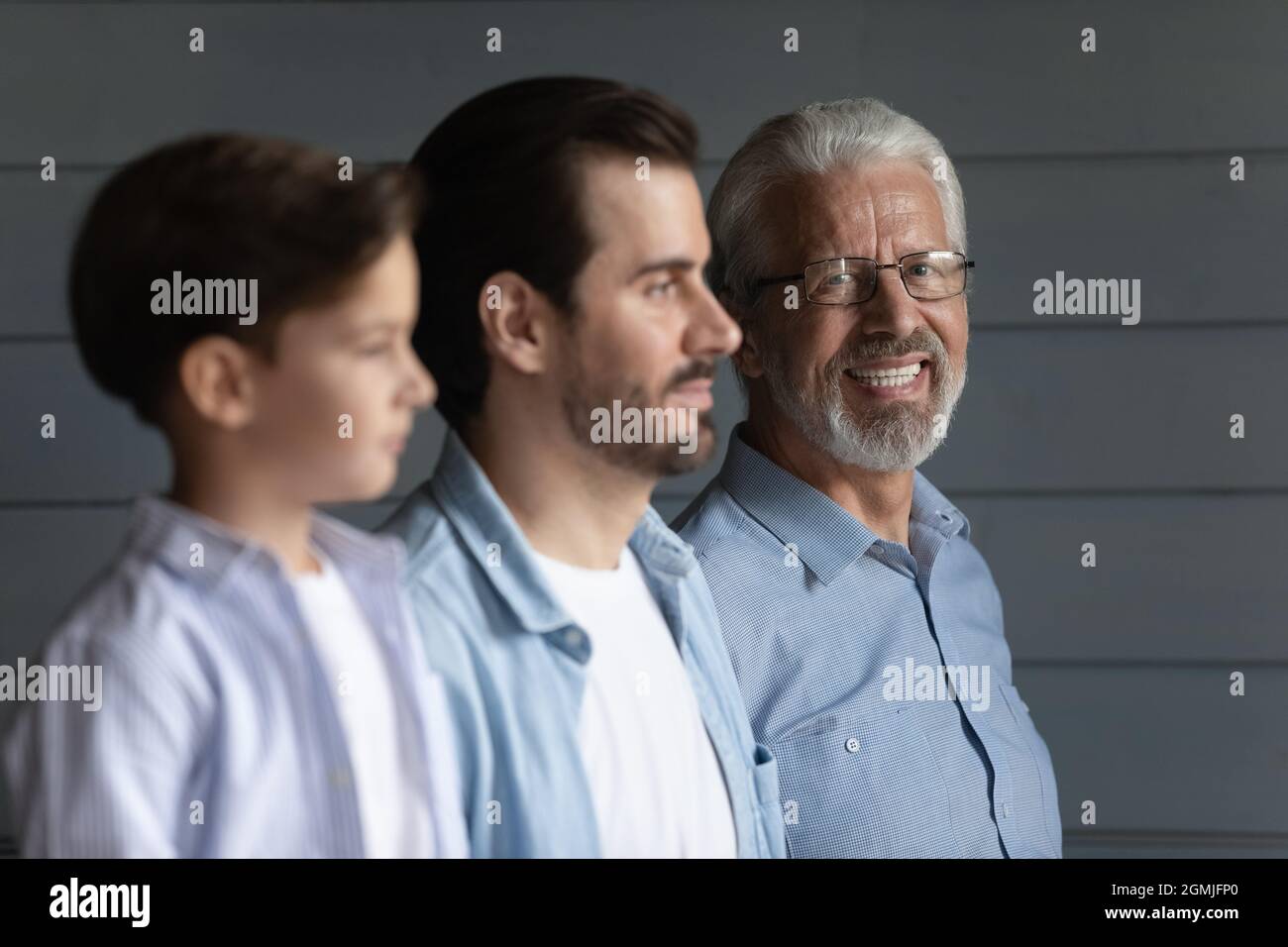Testa ritratto ritratto uomo anziano con figlio e nipote Foto Stock