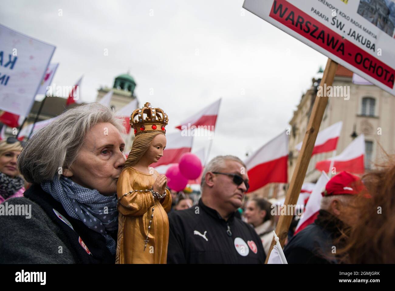 Varsavia, Polonia. 19 Settembre 2021. Una donna si vede baciare la figura della Vergine Maria durante il marzo.migliaia di persone hanno partecipato alla XVI marcia Nazionale della vita e della Famiglia (Narodowy Marsz Zycia i Rodziny) a Varsavia, che si è tenuta sotto lo slogan "papà - sii, guidi, proteggi". Come gli organizzatori della manifestazione hanno annunciato in precedenza, era finalizzata a manifestare atteggiamenti pro-famiglia e valori pro-vita. L'organizzatore principale dell'evento è stato il Centro di vita e Famiglia. (Foto di Attila Husejnow/SOPA Images/Sipa USA) Credit: Sipa USA/Alamy Live News Foto Stock