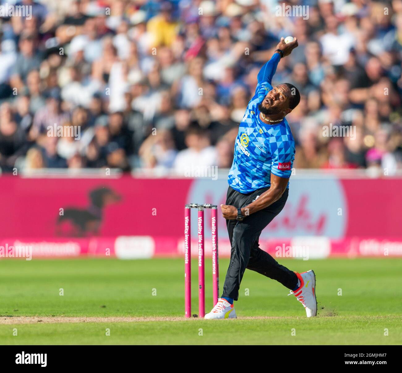 Chris Jordan bowling per Sussex Sharks nella Vitality Blast T20 Finals Day a Edgbaston. Foto Stock