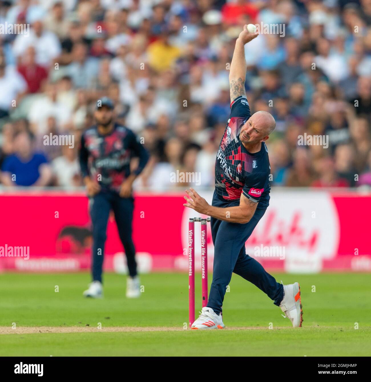 Darren Stevens bowling per Kent Spitfire nella Vitality Blast T20 Finals Day a Edgbaston. Foto Stock