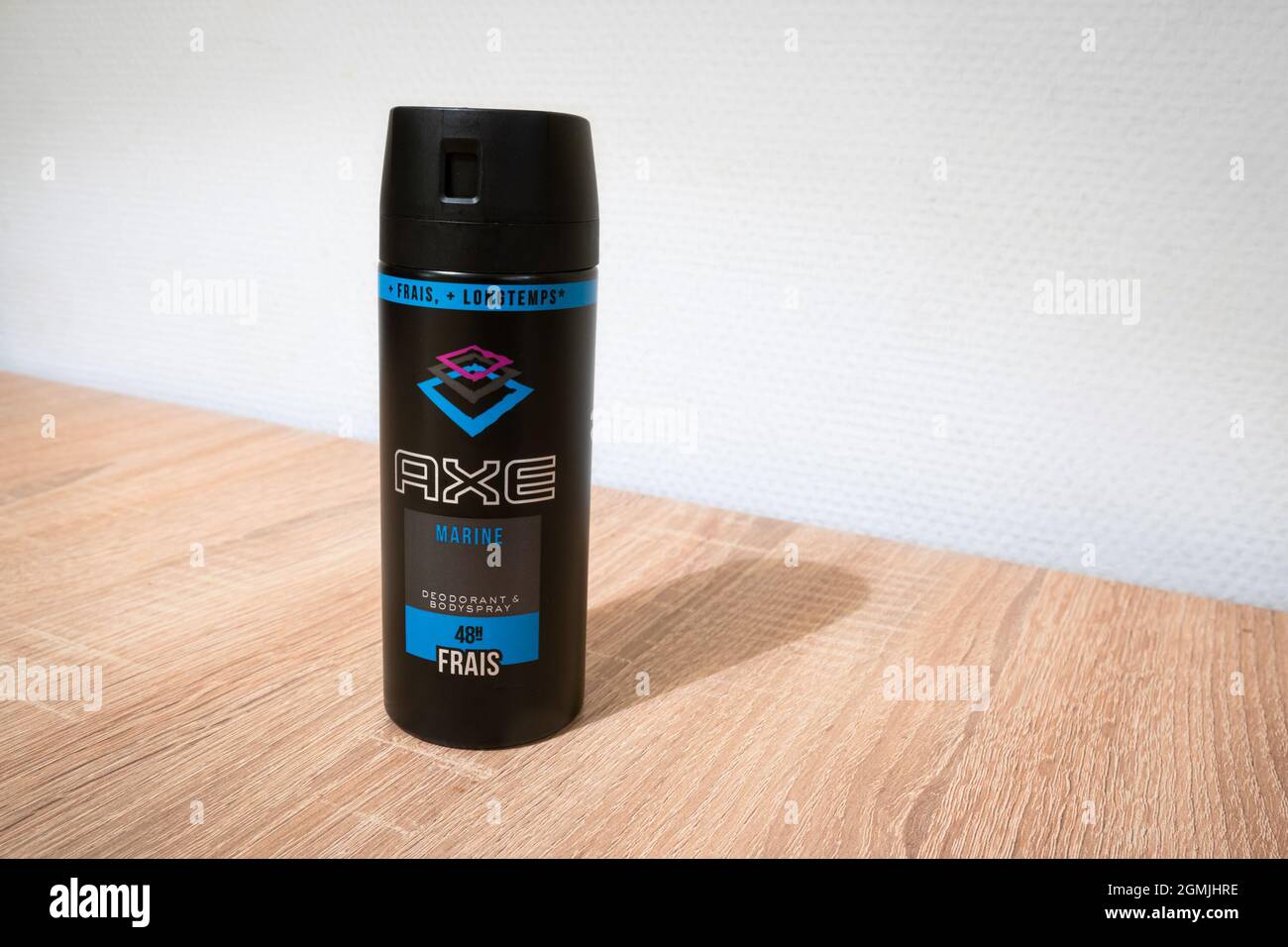 AX deodorante spray per il corpo per uomo su un tavolo Foto stock - Alamy