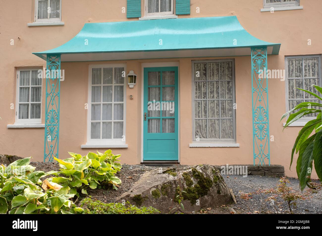 Veranda in ferro vittoriano, Portmeirion Village Foto Stock