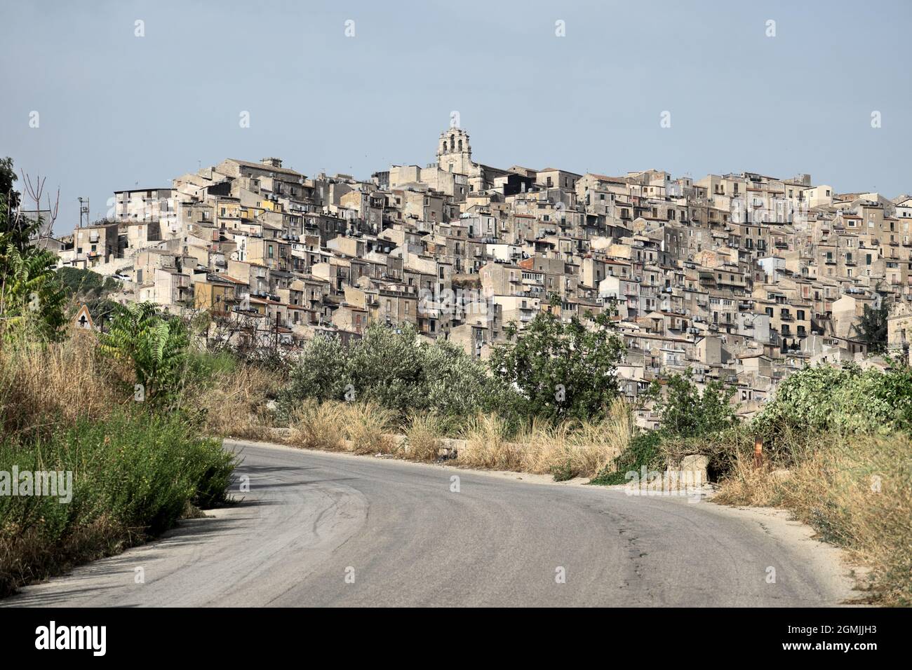 Case ad alta densità in Sicilia una strada di montagna che porta alle case di Mussomeli (Caltanissetta) Foto Stock