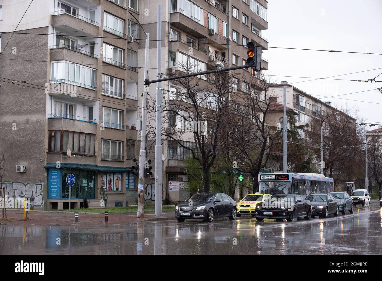 Semafori a Gheshov blvd e Georgi Sofiiski st, traffico di Sofia, stagione piovosa Foto Stock