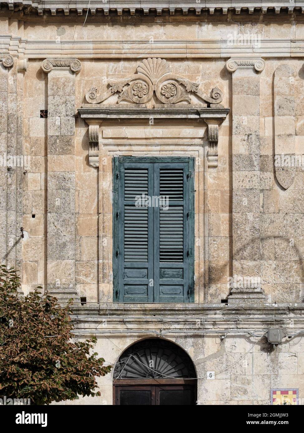 Architettura in pietra in Sicilia finestra barocca nella strada del centro storico di Mussomeli Città Vecchia (Caltanissetta) Foto Stock