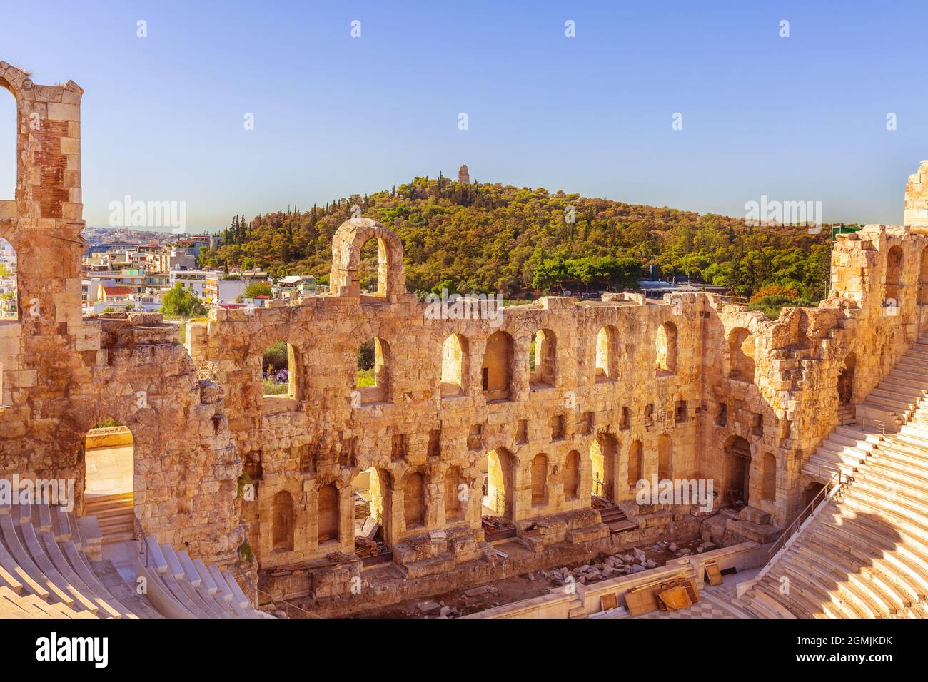 Antica Herodes Atticus anfiteatro teatro dell'Acropoli di Atene, punto di riferimento della Grecia e il panorama della città Foto Stock