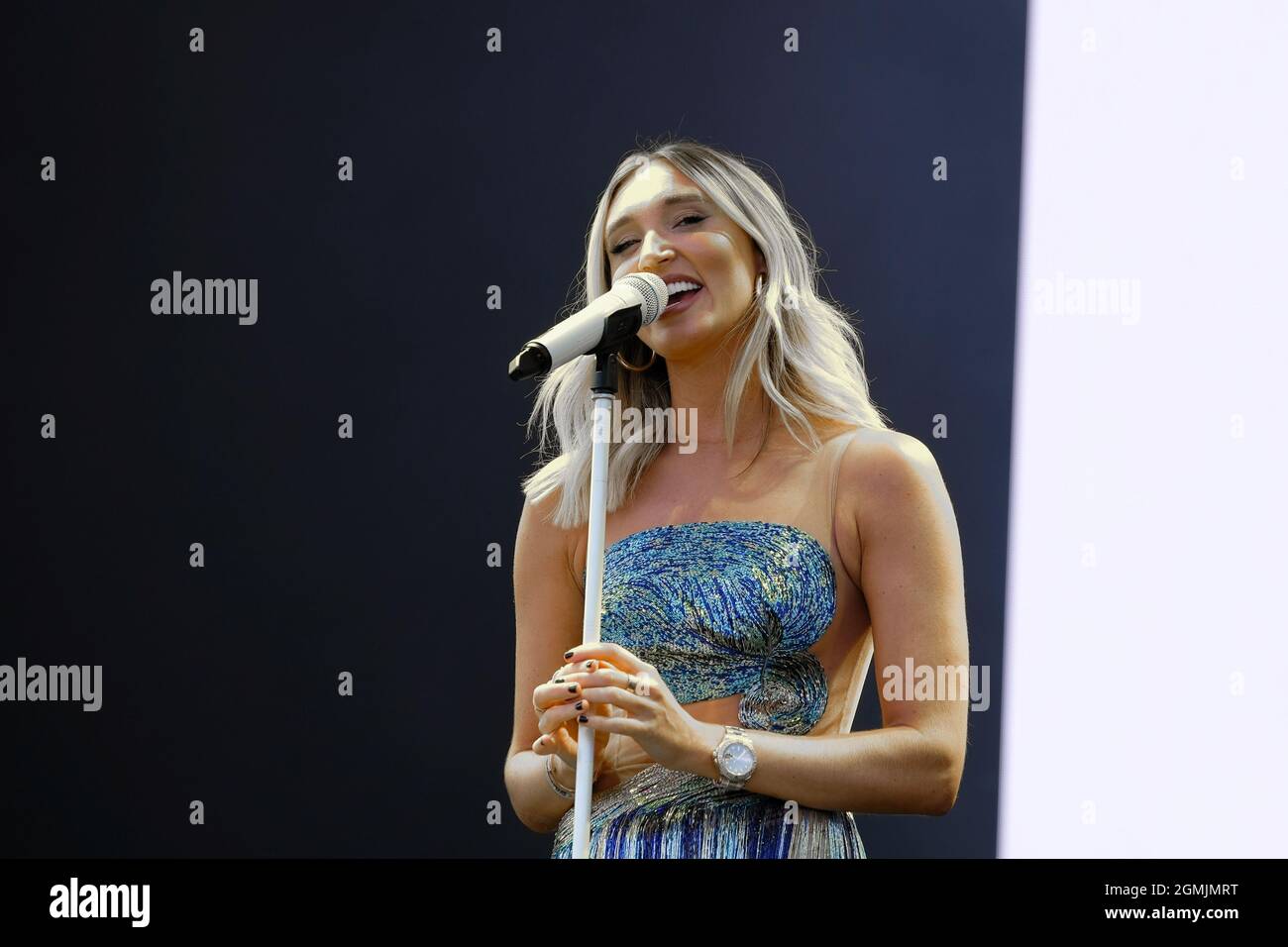 Newport, Regno Unito. 19 Settembre 2021. La personalità e la cantante della televisione inglese, il songwriter Megan Elizabeth McKenna, che è apparso su reality TV show Celebrity Big Brother e l'unico modo è Essex suona dal vivo sul palco al festival dell'isola di Wight. Credit: SOPA Images Limited/Alamy Live News Foto Stock