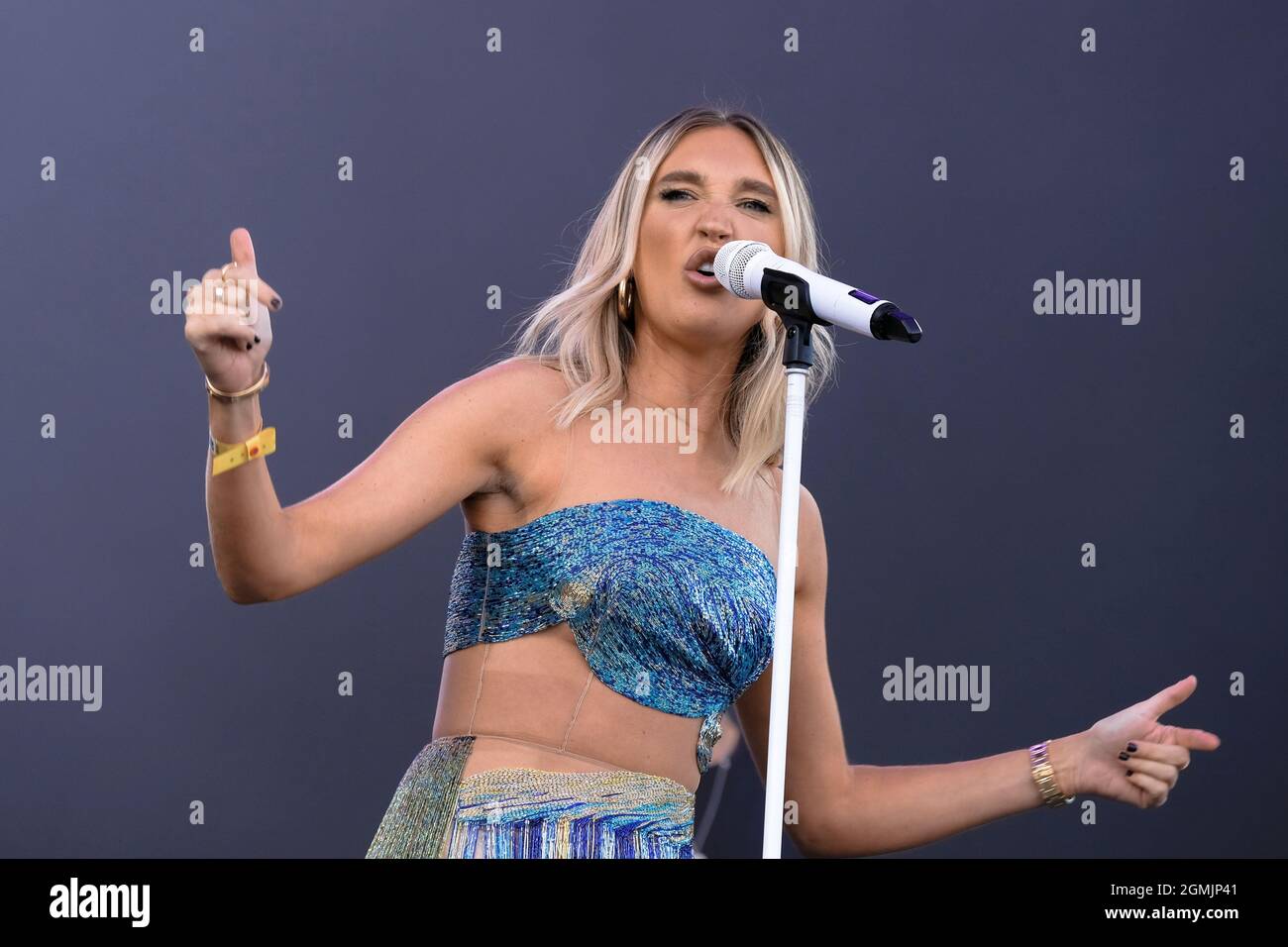 Newport, Regno Unito. 19 Settembre 2021. La personalità e la cantante della televisione inglese, il songwriter Megan Elizabeth McKenna, che è apparso su reality TV show Celebrity Big Brother e l'unico modo è Essex suona dal vivo sul palco al festival dell'isola di Wight. (Foto di Dawn Fletcher-Park/SOPA Images/Sipa USA) Credit: Sipa USA/Alamy Live News Foto Stock