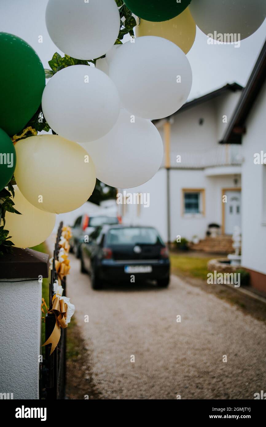 Una recinzione casa decorata con palloncini Foto Stock