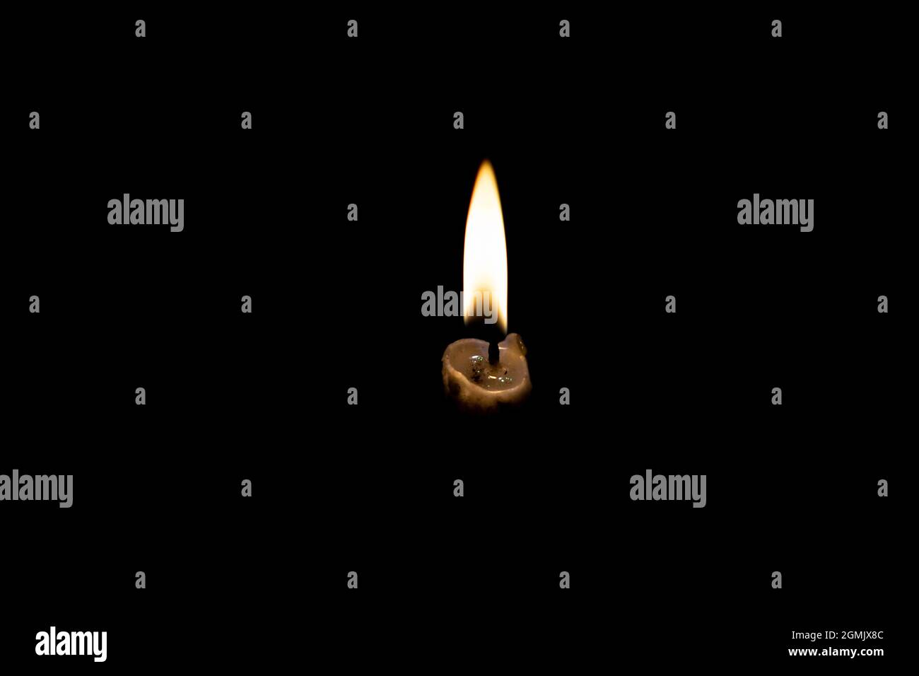 Candela fiamma al buio. Fuoco su sfondo scuro, simbolismo di luce e  oscurità Foto stock - Alamy