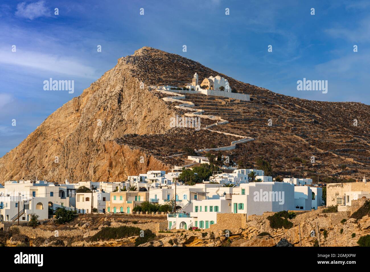 Il villaggio greco di Chora sull'isola di Chora e la Chiesa di Panagia sulla collina con un sentiero tortuoso che va dalla città alla chiesa Foto Stock