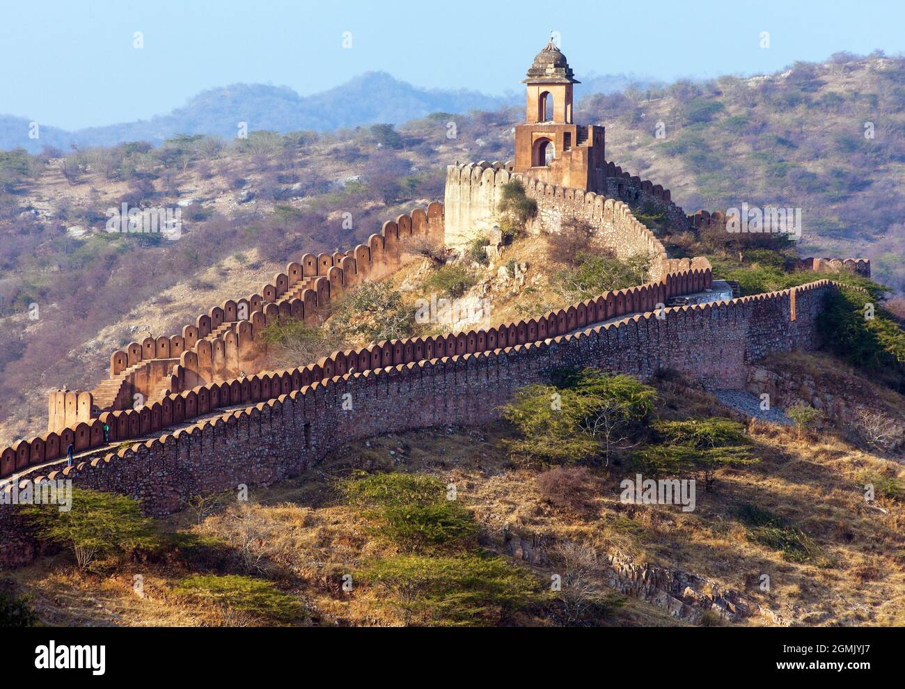 Fortificazione con bastioni di Jaigarh forte e Amer o Amber Città vicino Jaipur città India vista serale Foto Stock