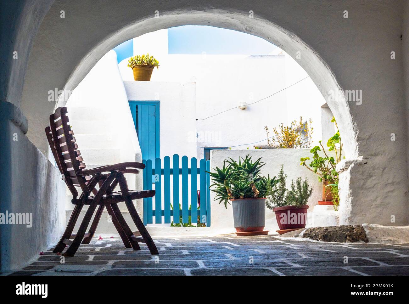 Arco a case o camere d'hotel con un posto per sedersi fuori del sole sull'isola greca di Folegandros Foto Stock