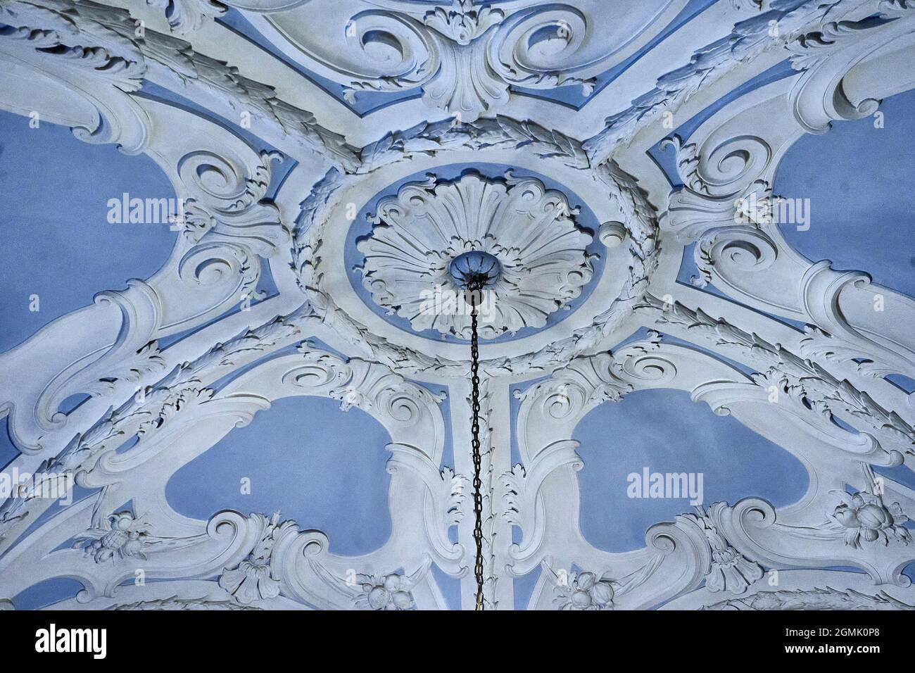 Una rosetta da soffitto molto bella, un intonaco artigianale Foto Stock