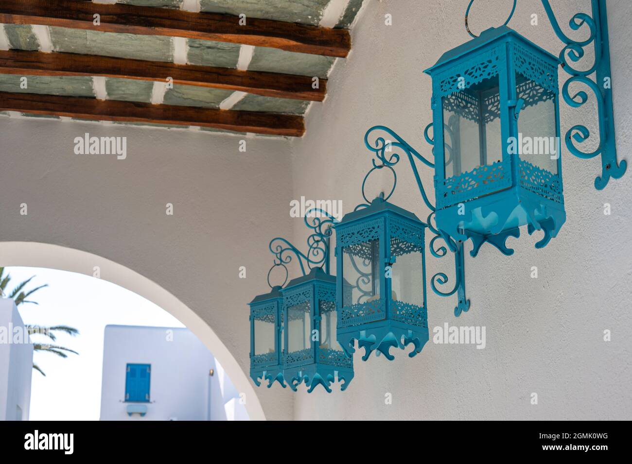 lanterne in metallo blu usate per le decorazioni in un hotel Foto Stock