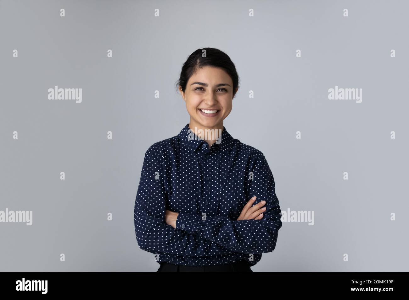 Testa ritratto sorridente donna indiana con le braccia incrociate Foto Stock