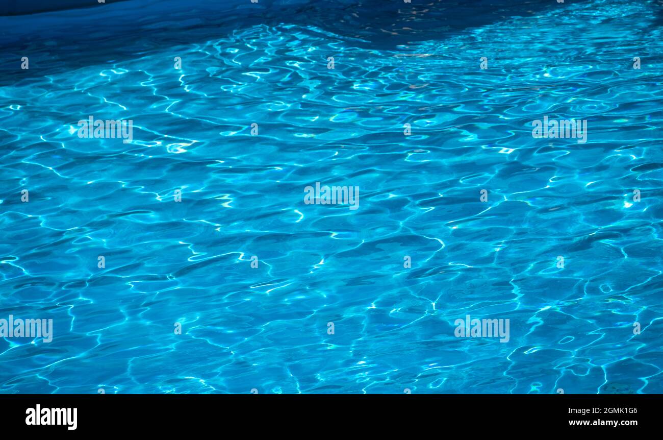 il sole si riflette sull'acqua in una piscina con ondulazioni dolci Foto Stock