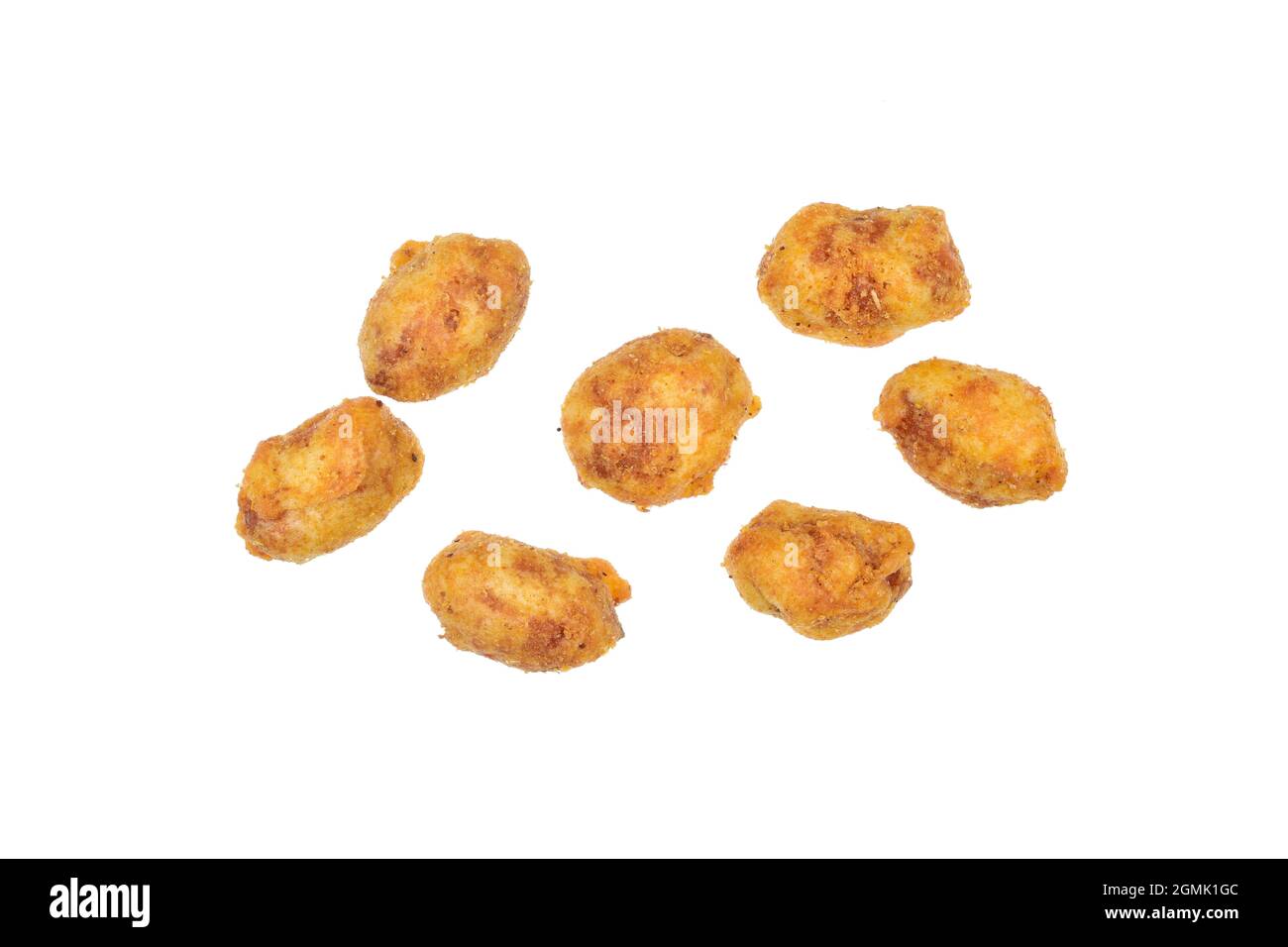 Arachidi ricoperte di spezie isolate su sfondo bianco con Clipping Path Foto Stock