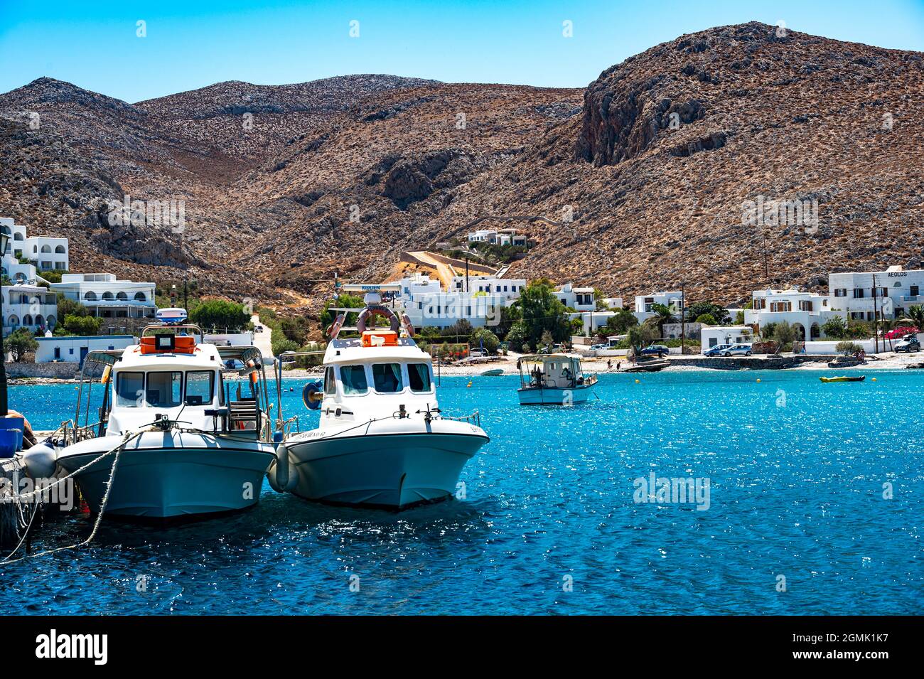 Barche da pesca nella città portuale di Karavostasis, Folegandros, Grecia Foto Stock