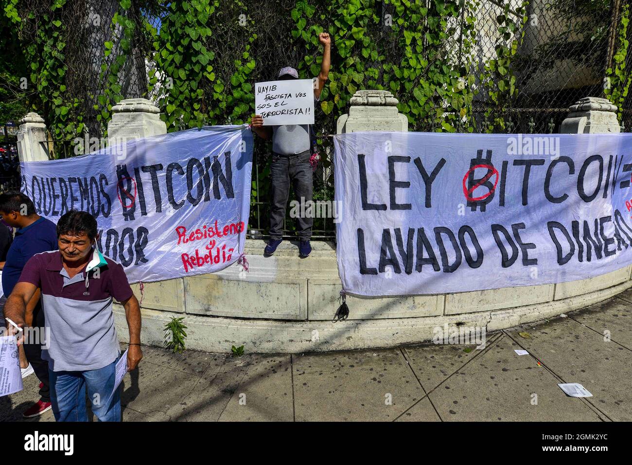 San Salvador, El Salvador. 15 settembre 2021. Migliaia di persone hanno protestato contro il governo per la legge Bitcoin e le misure autoritarie. El Salvador e il resto dell'America Centrale commemorano il 200° anniversario dell'Indipendenza dal regno spagnolo. (Credit Image: © Camilo Freedman/ZUMA Press Wire) Foto Stock