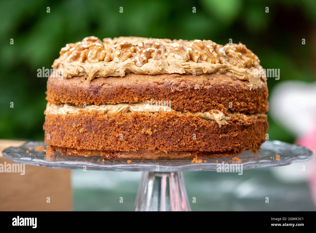 Una torta di noci e caffè, con una profondità di campo poco profonda Foto Stock