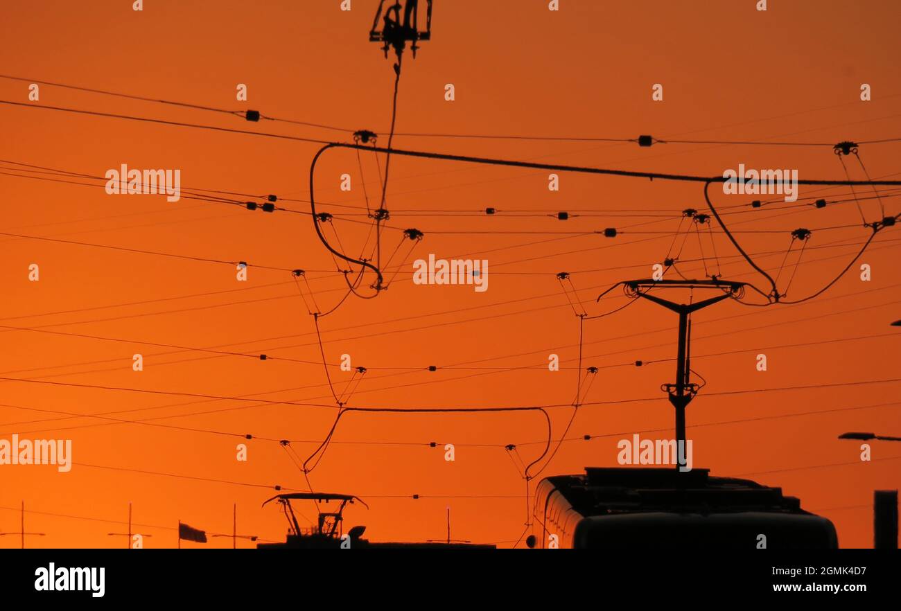 Silhouette al tramonto. Tram nelle strade della città di Melbourne Australia . Foto Stock