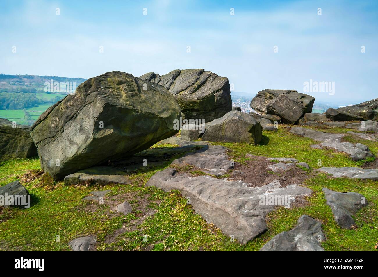 Massi della pietra arenaria di Wharncliffe Rock al suo affioramento su Wharncliffe Crags, alto sopra Deepcar, South Yorkshire Foto Stock