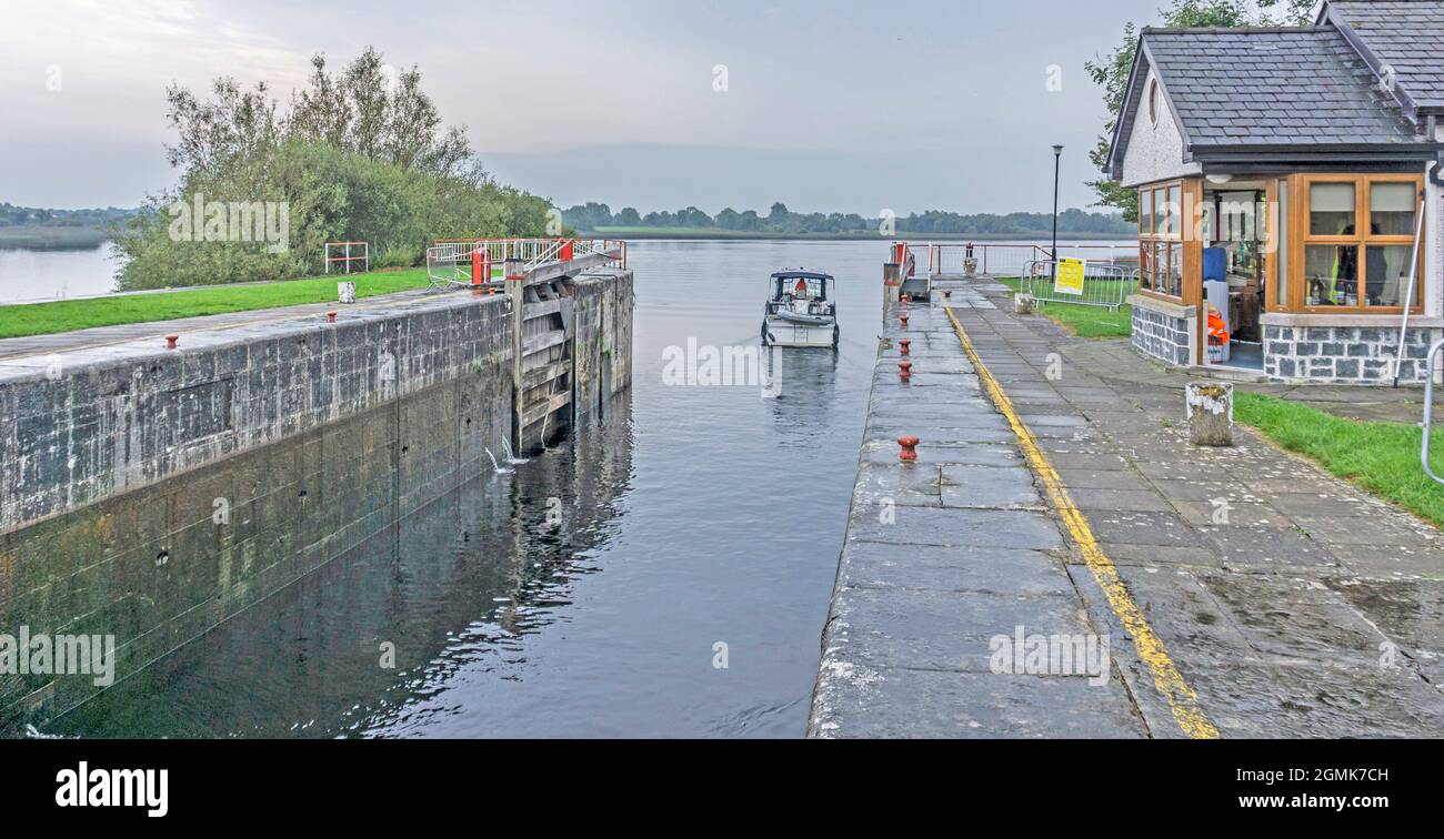 Una chiatta canale che attraversa Tarmonbarry Lock nella contea di Roscommon sul fiume Shannon. Foto Stock