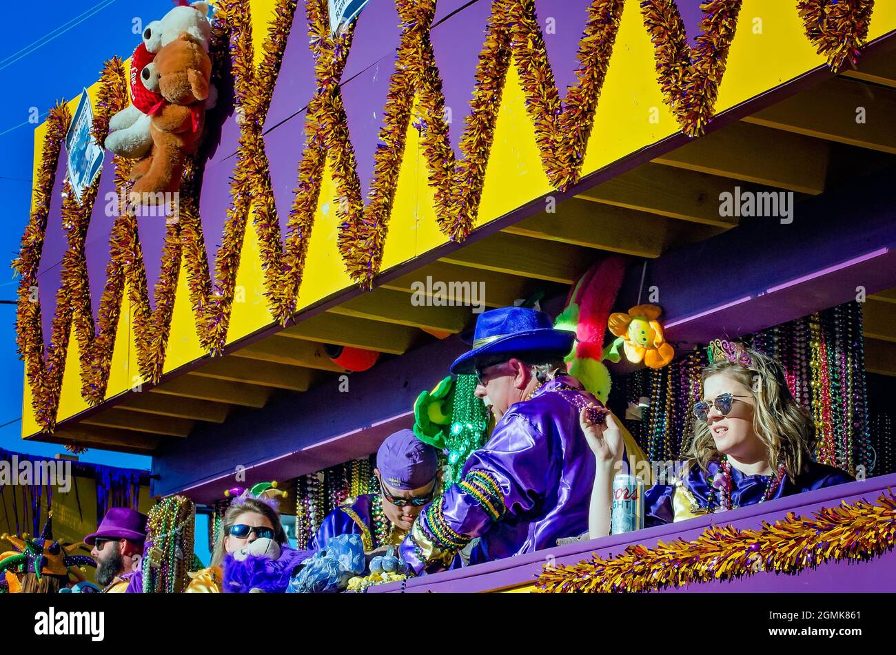 I Mardi Gras Revealers cavalcano un galleggiante del Mardi Gras durante la parata del Mardi Gras del giorno della Caina del Joe, 26 febbraio 2017, a Mobile, Alabama. Foto Stock