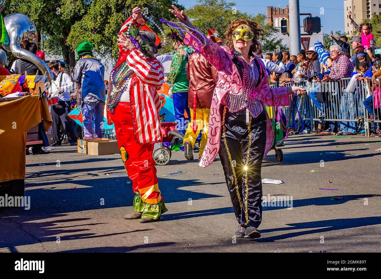 Una donna lancia le perle del Mardi Gras durante la parata del Mardi Gras del giorno del Caino del Joe, 26 febbraio 2017, a Mobile, Alabama. Foto Stock