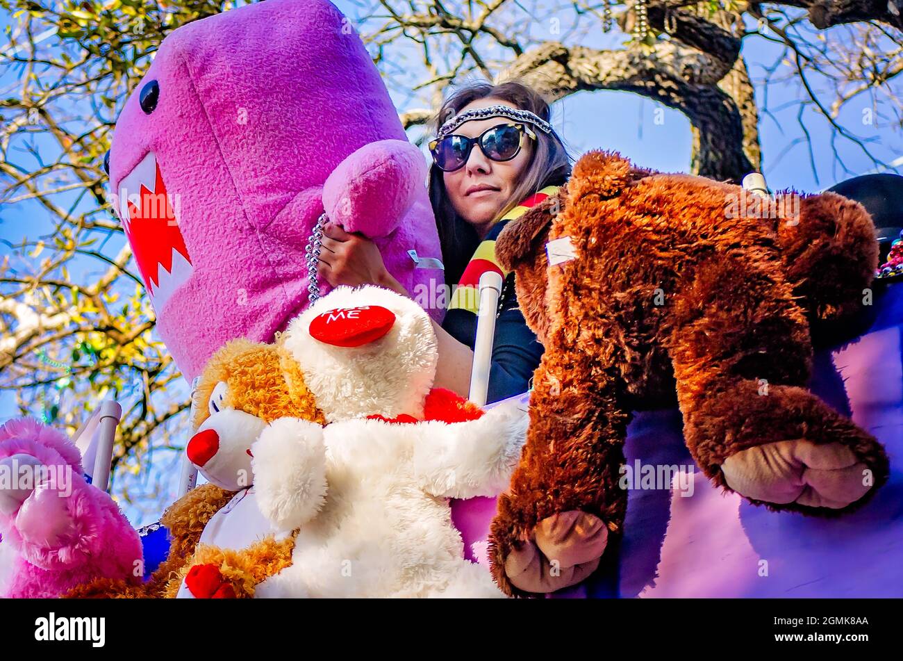 Una donna si prepara a lanciare peluche giocattoli da un galleggiante di Mardi Gras durante la parata del Mardi Gras del giorno del Caino del Joe, 26 febbraio 2017, a Mobile, Alabama. Foto Stock