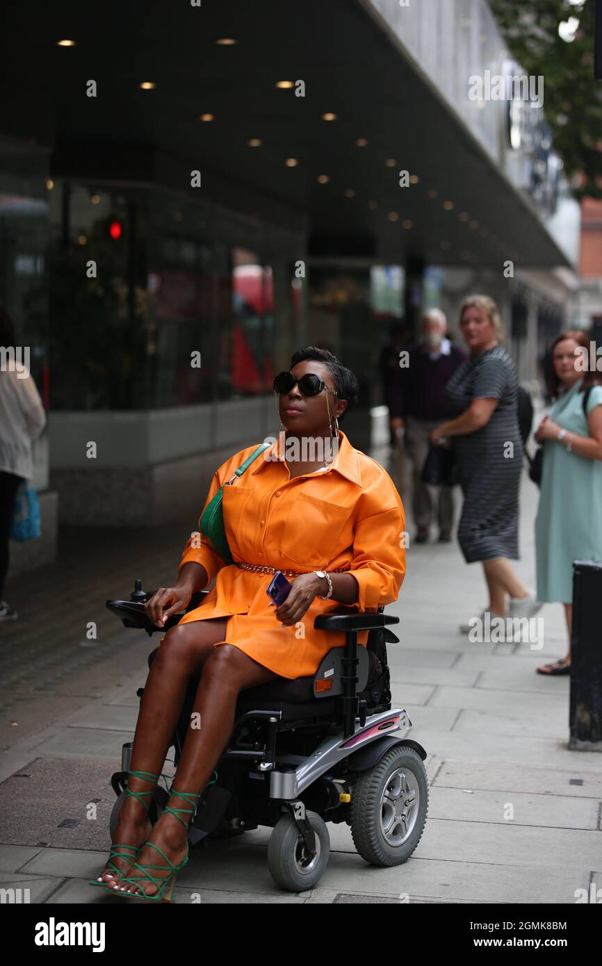 Street Style London Fashion Week Primavera Estate 2022 Londra UK Foto Stock